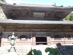 七堂伽藍の中心に当たる建物「仏殿」です。
1902年（明治35年）の改築で、屋根は中国宋時代様式の二重屋根に、床は石畳となり、建築美が際立つ伽藍となっています。

中雀門を背にして撮っています。

禅宗では伽藍の配置を人体図に当てはめています。（今回の北陸旅行で最初に行った、高岡市の瑞龍寺でもそうでした）
頭が法堂（はっとう）、心臓が仏殿（ぶつでん）、左手が庫院（くいん）、右手が僧堂（そうどう）、腰が山門（さんもん）、左足が浴室（よくしつ）、右足が東司（とうす）となります。

