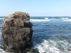 ちょうどこの景色の見える海岸の後ろ側には、「二の浜遊歩道」が整備され、遊歩道から観る海岸の美しさは、絶景です。 

この小さな岬（１０?四方くらい）を眺めつつ、海や海岸を見ていましたが、ふと波が押し寄せて引く時に「ガラガラ」と海岸の石が大きな音を出していることを発見！
