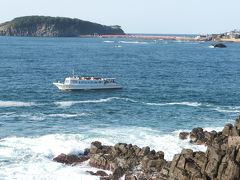 遊覧船がやって来ました。

その向こうに見えるのは雄島という島だそうです。