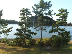 北潟湖です。

時間がなくて、コーヒーを頂いただけでしたが、記念館を観覧したかった。
北潟湖に面した信の庭（回遊庭園）を１周し、蓮如上人がご覧になった風景を眺め、蓮如上人の願いに触れることができた筈・・・。 

今度、ゆっくり来たいものです。

「蓮如上人記念館」は、北潟湖畔に建てられていますが、道場の性格を持つ「吉崎御坊」は、ここから程近い「吉崎山」の頂に建立されていました。

先ほど書いたとおり、御坊周辺の吉崎一帯には多くの参詣者がつめかけるようになり、その周囲には「多屋」と呼ばれる宿坊が軒をつらねて、吉崎は一大佛教都市になります。
しかしながら、「吉崎御坊」に人々が集まれば集まるほど、周囲の権力者や他宗との間に軋轢が生まれます。

御坊は文明６年（1474年）、火災で焼失した後、後に再建。
文明７年（1475年）、戦国の動乱で再び焼失してしまい、蓮如は吉崎を退去してしまいます。
永正３年（1506年）、越前朝倉氏が加賀一向一揆勢を九頭竜川の戦いで退けた後、吉崎の坊舎を破却し、以後廃坊となってしまいました。
