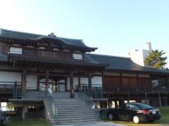 次にやってきたのは、「蓮如上人記念館」。

名前の通り、本願寺第８世法主「蓮如」にまつわる記念館です。
文明３年（1471年）、比叡山延暦寺などの迫害を受けて京から逃れた蓮如は、吉崎の地に道場「吉崎御坊」を建立します。
吉崎での布教巡化は空前の大成功となり、この地は、現在に至るまで浄土真宗門徒にとっての聖地であり続けています。

「吉崎御坊　蓮如上人記念館」は、蓮如上人を偲び、上人ゆかりの地である越前吉崎に、一般財団法人本願寺文化興隆財団によって平成１０年に設立されました。
これは、その本館に当たる「鳳凰閣」。