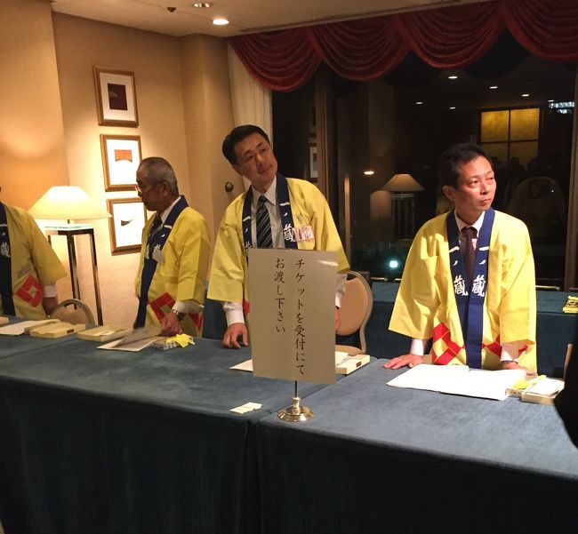 会場は名古屋観光ホテル３F．<br />黄色の法被を着た方々が蔵元の皆さん．<br />ファミマで発行したチケットを受付で提示します．