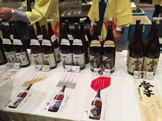 会場中央に持参されたお酒がたくさん並んでいます．