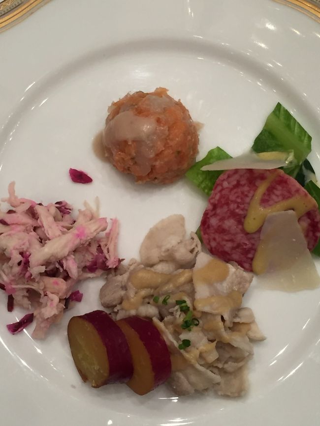 冷製料理 ．  手前から左回りに<br />薩摩芋の甘露煮 豚肉酢味噌<br />蒸し鶏としば漬けの和え物<br />ホタテとサーモンのタルタル<br />ロメーヌサラダとサラミ