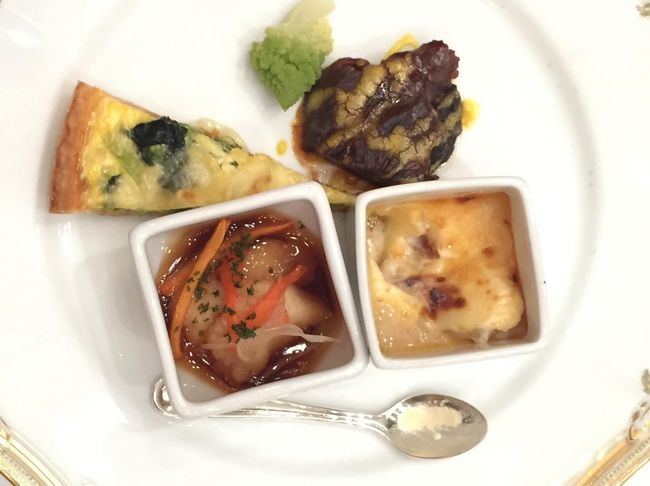 温製料理 左上から時計回りに<br />法蓮草とベーコンのキッシュ<br />角煮の照り焼き<br />海老と野菜の西京風<br />白身魚と香味野菜のスウィートビネガーソース