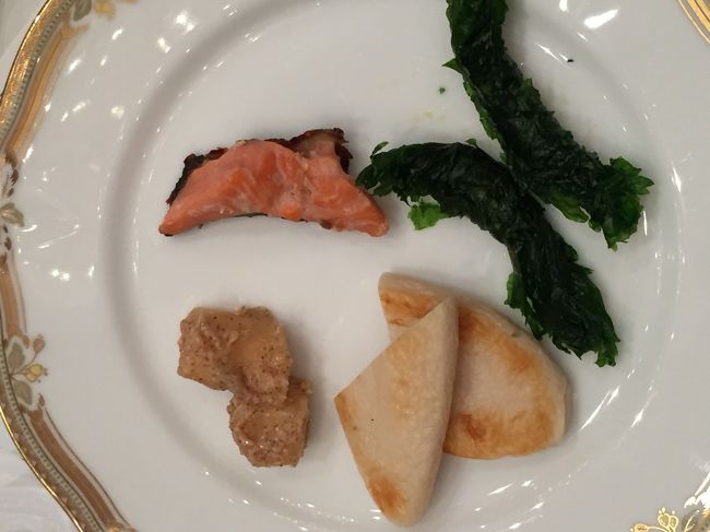 宮城の味 右上から時計回り<br />しそ巻き<br />笹かまぼこ<br />大根の酒粕からし漬け<br />銀鮭の塩麹漬け