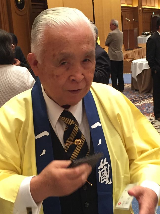 先代の社長<br />相談役 松本善雄さん．<br /><br />今回で35回を数えるこの会ですが，<br />第1回は50人ほどの参加者だったそうです．<br /><br />たまたま私たちのテーブルに同席されていた方が<br />社長さんを紹介してくださりました．<br />一ノ蔵の歴史や宮城の話，<br />お酒についてもいろんなお話が伺えたので非常に有意義でした．