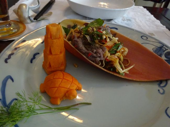 ナッツや牛肉が入ったサラダ、おいしー。後で調べたのですがたぶんノムホアチュオイっていう千切りしたバナナの花が入ったサラダだと思います。