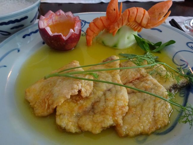 白身魚のソテー、何かフルーツ(^^;)ソースかけ