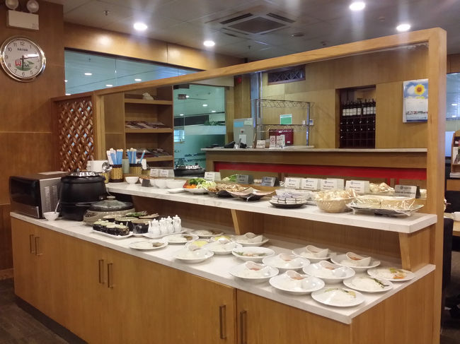 プライオリティパスは、国内線のラウンジも使えました。揚げ春巻など料理も充実。国内線ラウンジなのにワインやビールもありました。<br />場所は11番ゲート付近のベトナム航空ラウンジの隣です。