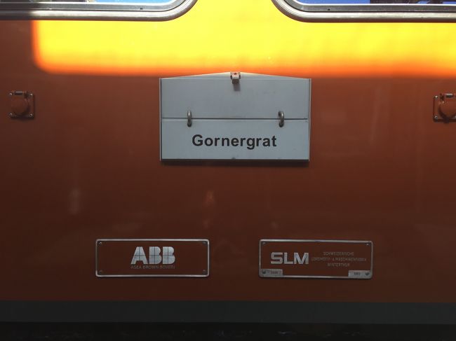 荷物は、、、、<br /><br />よかった〜〜（＾＾）/届いてました！<br />やっぱり24時間だったのですね。安く済んだし、ラッキー♪<br />たぶん、普通扱い、ただのライゼゲペック扱いになっていたのでしょうね。。<br />翌日だから問題なかったです。<br /><br />さて。荷物の入れ替えを駅でさせてもらって（＾＾；<br />またリュックひとつでゴルナーグラート鉄道に乗ります。<br />スイスパスをもってるので、CHF21.5半額です。<br />