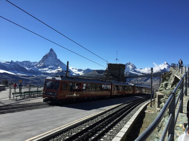 電車は30分で１５００Ｍ高度を上げ、ゴルナーグラート駅に到着しました。<br />うひゃ――！山々がすごい！<br /><br />駅降りたらすぐに3100クルム ホテル ゴルナーグラートのホテルがみえます。<br />足の悪い人でも全然大丈夫。エレベーターもあるし。坂もある。<br />うちのおかんは、車いすだけど、スイスって電車乗る時も坂道が多いから、移動しやすいな〜〜て思います。<br />あとは、連れてきてあげれる甲斐性だけやな・・・（−−；