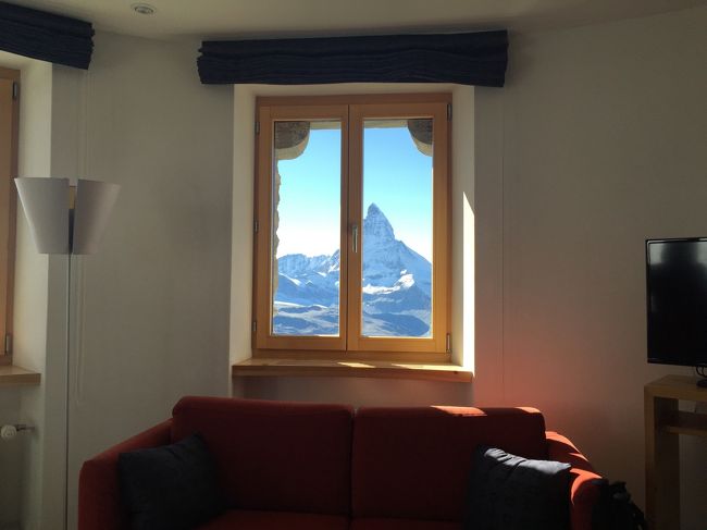 ホテルにチェックインして、係りの人に案内されたのは、、、<br /><br />なんと！ジュニアスィート！！<br /><br />友達のヒヤリング曰く「早く予約してくれたらアップグレードしておいたわ」<br />とのこと！！<br />まじっすか！？<br /><br />もともとマッターホルンビューを予約はしていたけど、この部屋からは、モンテローザ、リスカム〜〜マッターホルンまですべて見えました。<br /><br />ここにいるだけで、ほんとシアワセ♪
