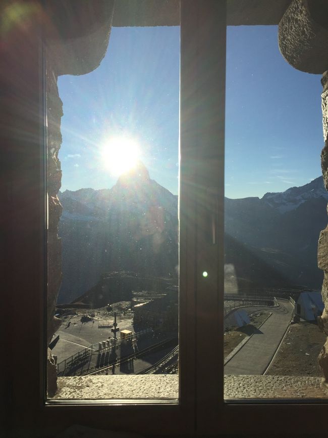 夕暮れ時も部屋にいました。部屋からすべてがみえました。<br />マッターホルンに陽が落ちていきます。