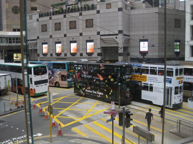 中環交差点を行くトラム。