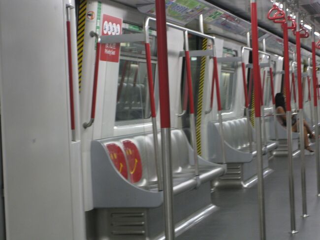 海外のこのようなシートを見ると日本の電車はシートふかふかだし素晴らしい。