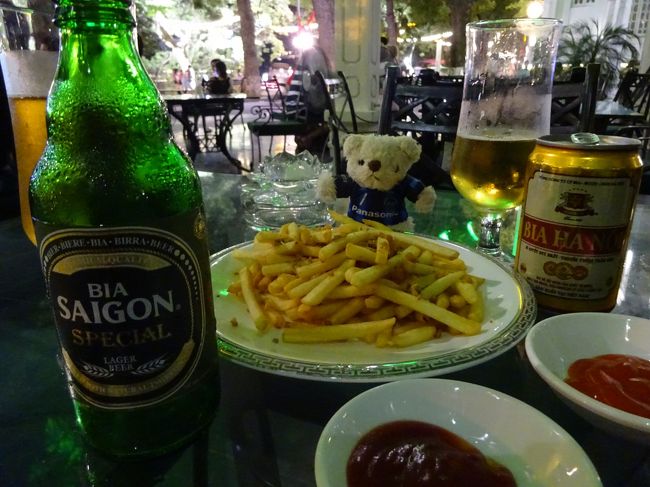 野外のカフェでベトナムビール＆つまみだけ〜(^^)