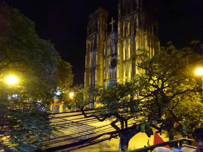 カフェの窓からこんな風に大教会が見えます。