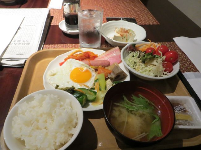 朝食会場は満席で並びました。<br /><br />食事は普通かな。。こちらのホテルは9月いっぱいで閉館されました。<br /><br />