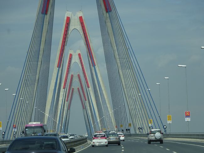 市内から空港へ向かう道にある大きな橋「ニャッタン橋（愛称日越友好橋）」