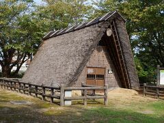 瓜郷遺跡の矢印看板を見つけちょっと寄り道。
約２０００年前の弥生時代の遺跡後で、竪穴式住居が復元されています。