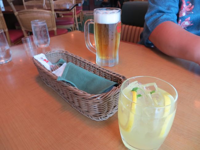 主人はビール私はサングリアの白