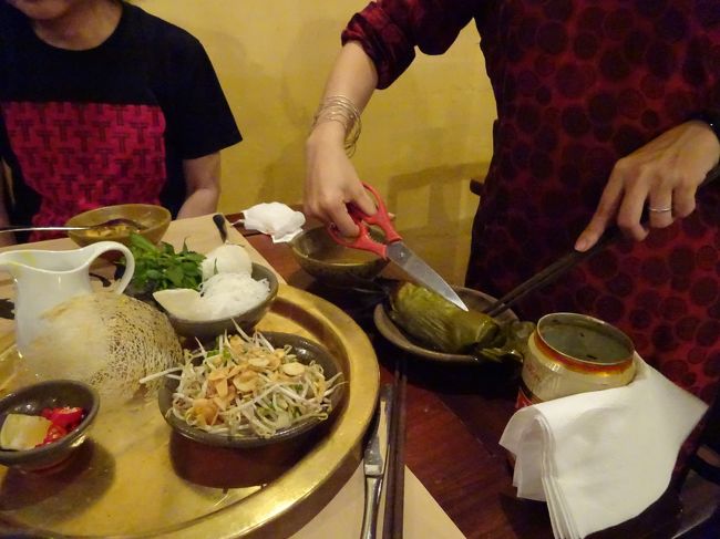 バナナの葉を剥いてもらう。