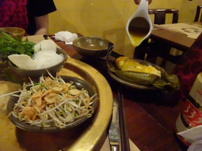 何かフルーツ的ソースをかける。