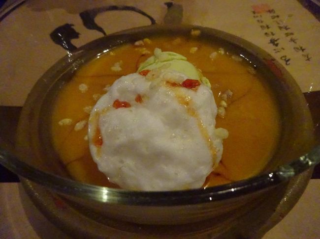 デザートのマンゴームース。上に乗っているのはメレンゲ