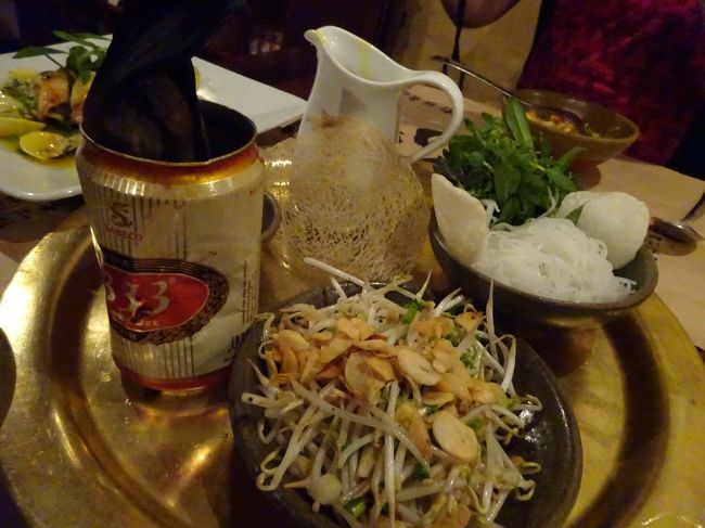 蟹の身が入ったイモみたいな食感の何か？をバナナの葉にくるみビールで煮たもの