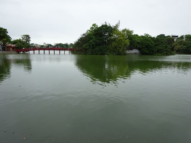 棲旭橋を渡り湖上の小さいゴックソン島へ。