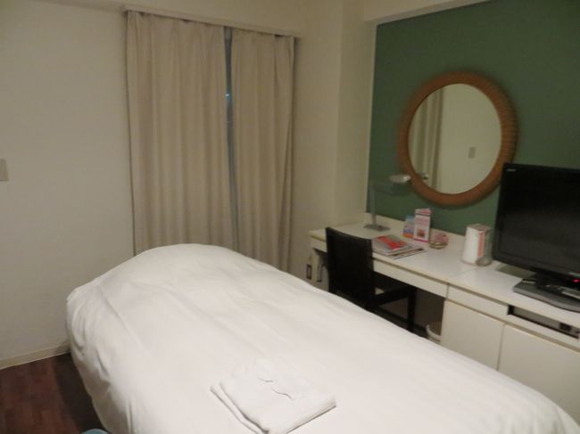 3人部屋です。変な場所にベッドがありましたが<br /><br />寄せて寝ました。