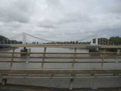 テムズ川を鉄橋で渡って、ロンドン中心部へ。