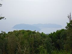 山の上から前方には昨日行った沼島
天気が良ければ，右は徳島，左は和歌山が見えるそうです