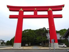でっかい鳥居のある『おのころ島神社』で降ろしてもらいました

なんでも，日本三大鳥居だそうで，確かに立派ですが，個人的には，「小さな神社なのに，身の丈に合ってないんじゃない？？」と思いました…

鳥居の塗装の塗り替えのために奉賛金を募集してるし…