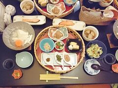 午前4時半に起床し早速朝風呂へ、
未明より温泉三昧、そして朝食の時間。

結構な膳に舌鼓をしたら、
再び仕上げの湯へ。

結構な湯と食事と心遣いを頂戴しました。
咲花温泉佐取館をあとにします。

