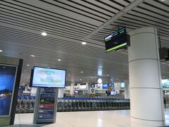 クアラルンプールの空港へは、「予定通り」遅れたまま到着。
香港で出発の際の20分遅れを取り戻せず。
荷物が出てくる予定時刻が「１：０２」
KLIA2行きの終電が「１：１０」
この時点で、すでにアウト。