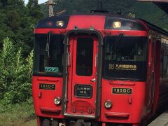 JR九州 キハ185系 九州横断特急
真っ赤な車体が特徴。人吉から熊本を通り、阿蘇を抜け、大分を経て別府まで結ぶ観光列車です。
(この時は少し前の豪雨災害の影響で、人吉〜熊本間が部分運休となっていました)
