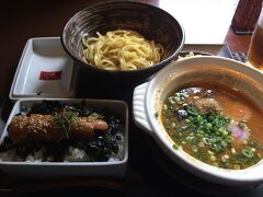 飯麺セット
名物のめんたい重とめんたい煮込み麺が一緒に味わえる人気メニュー。
めんたい重の明太子は辛さがお好みで選べるのも嬉しいサービス。

※HTB『おにぎりあたためますか』で2014年8月19日放送※