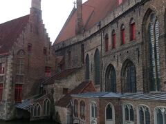 運河からのメムリンク美術館。
ハンス・メムリンクは15世紀のフランドルの画家です。

中世の病院が美術館になっているそうです。

