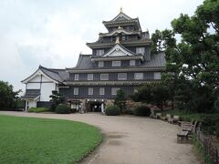 　岡山城の正面入り口です。
　先にも言ったように、軒先の横の線が本当に真っ直ぐで無機的です。