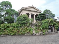 　大原美術館です。
　資料によると、倉敷紡績創業者の大原孫三郎が、昭和5年（1930）に開設した日本最初の西洋美術館だそうです。
　確かに、石造りの美術館の本体は、時代を感じさせる凝った建物です。