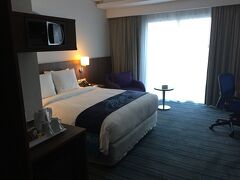 空港着陸からホテルの部屋まで1時間かかりませんでした。

ホテルは空港高速出口近くのホリデイインジャカルタシティゲート。
三度目の宿泊になります。
