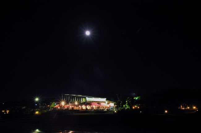 散歩がてら夜空を撮りに行きましたが<br />あいにくの満月で綺麗に撮れませんでした<br /><br />諦めて、部屋で呑みなおし！<br /><br />オリオンビールが美味しいから仕方ない！<br />と訳の解らない言い訳をしながら、さらに呑む<br /><br />そしてその３へつづく。。。