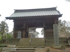 房総へ移動．
長南町笠森の笠森観音．正式には大悲山笠森寺．
784年最澄による創建とされる．本尊は十一面観音．
写真は坂の参道を上ったところにある二天門．風雷神像を安置．
