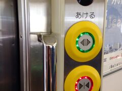 仙台のJR　開閉ボタンがあるのはビックリでした！！