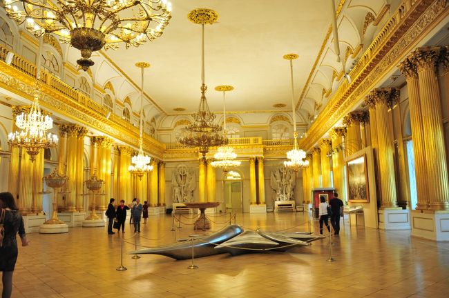 シルバーのオブジェが床に・・・・