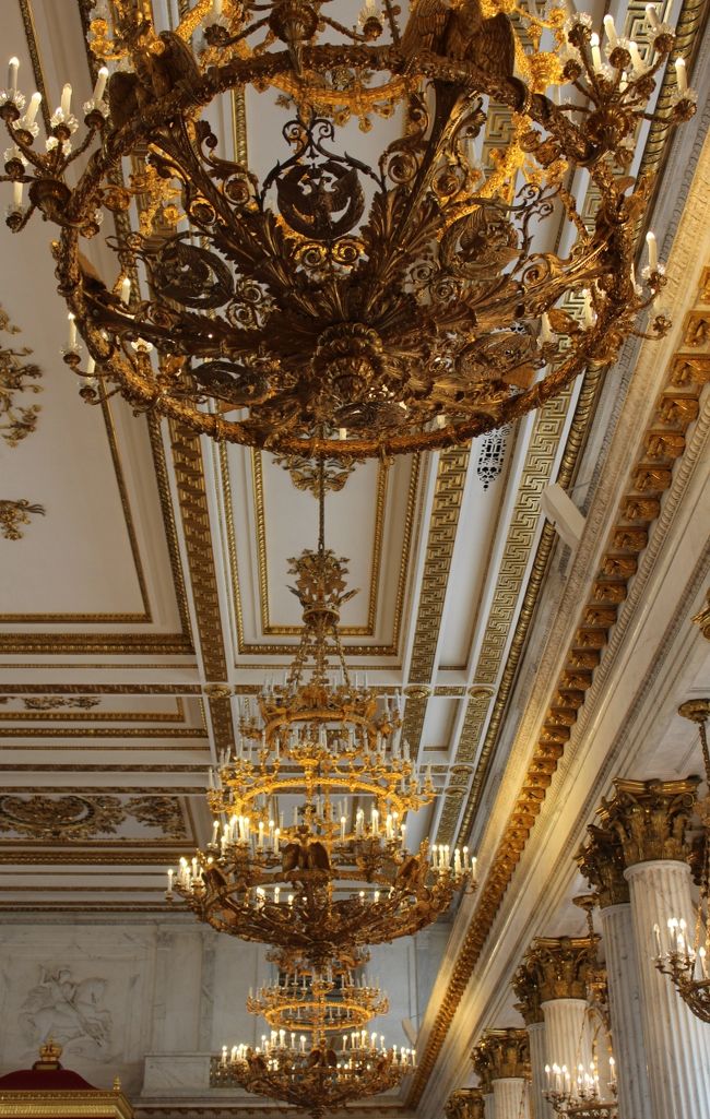 細部にも丁寧な装飾が施されてます。<br />オリジナルの復元かどうか知らないけど綺麗〜！<br />