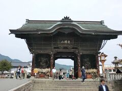 10:50
善光寺大門バス停脇の大門交差点から一直線に延びる道は、表参道-羅漢小道と名を変えます。
そして最初に現れるのが、この仁王門です。
仁王門は、263年前の1752年(宝暦二年)に建立されたのですが、善光寺大地震などにより二度焼失しました。
今の仁王門は、97年前の1918年(大正7年)に再建されたものです。