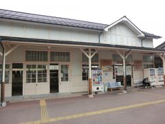 旧湯田中駅舎です。
1927年(昭和2年)4月28日の開業時から湯田中温泉郷や志賀高原の玄関口としてお客様をお迎えしましたが、昭和31年に上野?長野の急行列車乗り入れ時に反対側の現駅舎に利用が移りました。
今は「楓の館」として保存されています。